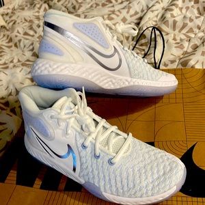 100 % Authentic New Nike KD
Trey 5 VIII White Royal Tint
CK2090